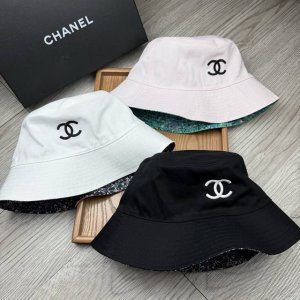 特价 C家 双面渔夫帽 真的是经典中的No.1 绝美的颜色非常好搭配 不管是酷飒的风格还是温婉的长裙都非常合适 今年帽子第一流行趋势绝对是渔夫帽 今年的渔夫帽满