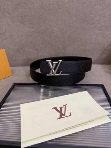 Lv Dimension 4.0双面腰带将经典格调引入新颖尺幅设计。皮革压印 Lv 字母和 Monogram 花卉，与纤秀 Lv 字母搭扣相映成趣，令品牌标识低