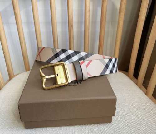 Burberry 巴宝莉专柜同步上新双面两用腰带 于意大利工坊精制而成 搭配镀钯金B字型扣环 一面装饰Burberry格纹 另一面为粒纹小牛皮材质 宽:3.5C