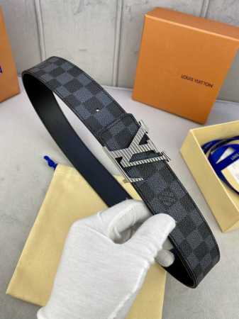 特 4.0宽 Pyramide 双面腰带为经典 Monogram 帆布融入 2021 秋冬系列宣言，翻转可见纯色小牛皮。LV Pyramide 搭扣此次焕发漆光 - 点击图像关闭