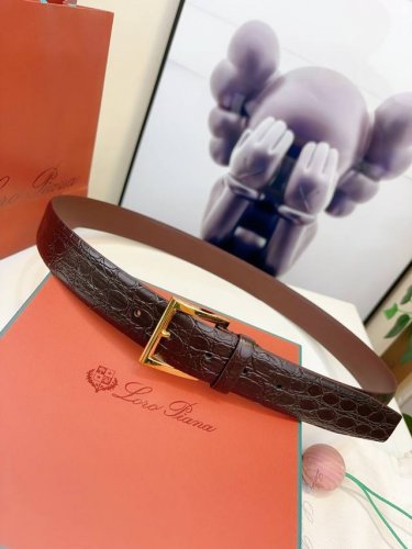Loro Piana诺悠翩雅腰带以牛皮制成，具有丝滑柔软的哑光效果。搭配精致装束的理想之选。Loro Piana 标识的镀钯饰面金属方扣，3.5㎝宽
