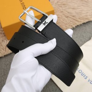 p180 配全套包装礼盒 lv 35Cm Vendome 腰带进口牛皮，勾勒流畅线条，流露沉稳商务格调。金属搭扣闪烁莹润光泽，Lv 字母铭纹标注品牌身份，休闲，
