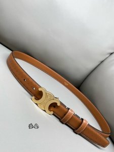 Triomphe中号Triomphe压花腰带 宽度1英寸 2.5厘米 不可拆卸Triomphe 搭扣