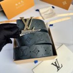 原版包裝 L0Uis Vuitt0N 專櫃最新升級版本 寬度40Mm 原廠小荔面壓刻有花型圖案效果 內襯進口柔軟小牛皮底 搭配新款字母搭扣 百搭易襯