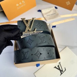 原版包裝 L0Uis Vuitt0N 專櫃最新升級版本 寬度40Mm 原廠小荔面壓刻有花型圖案效果 內襯進口柔軟小牛皮底 搭配新款字母搭扣 百搭易襯