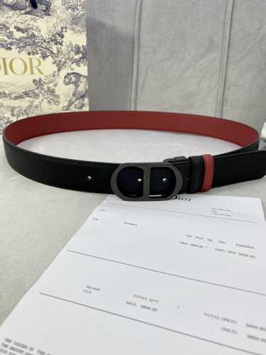 宽度3.5Cm Dior粒面触感牛皮革镂空“Cd”扣皮带，黑色手掌纹粒面小牛皮底触感柔软。