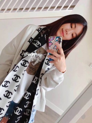 美极啦小香 双Clogo双面长巾 绝对值得珍藏 香绝美百搭款优雅与高贵感，又显复古文艺清新显气质，品质上乘送人自用绝对高大上独家实物拍摄！所见所得，超正顶级好货
