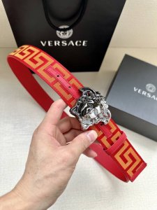 带宽3.8Cm Versace 范思哲 此款缎带腰带风格十分休闲，饰有标志性希腊回纹图案，可搭配休闲单品或高腰正装。 闭合式佩戴 希腊回纹图案 材质：100%聚