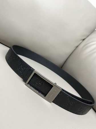 Gucci 3.5Cm宽度 饰长方形搭扣双面腰带多款男士腰带巧妙融入双面长方形搭扣，一面缀饰品牌标志性图案，另一面以中性色调牛皮革打造。这款腰带以Gg粒面牛皮革 - 点击图像关闭