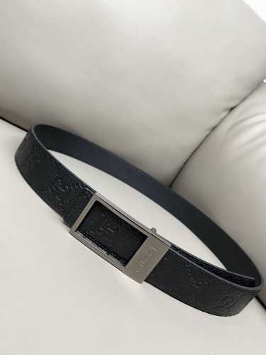 Gucci 3.5Cm宽度 饰长方形搭扣双面腰带多款男士腰带巧妙融入双面长方形搭扣，一面缀饰品牌标志性图案，另一面以中性色调牛皮革打造。这款腰带以Gg粒面牛皮革