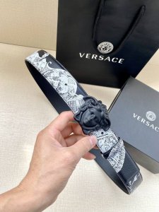 特 宽度4.0Cm Versace 范思哲 此款Palazzo腰带采用牛皮革面料制作，并饰有Le Pop Classique图案印花和标志性的美杜莎五金配件。
