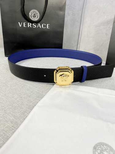 宽度：4.0Cm 范思哲 两面荔枝纹腰带饰有标志性的versace美杜莎头像扣，彰显品牌格调。是一款精美的衣橱必备单品。