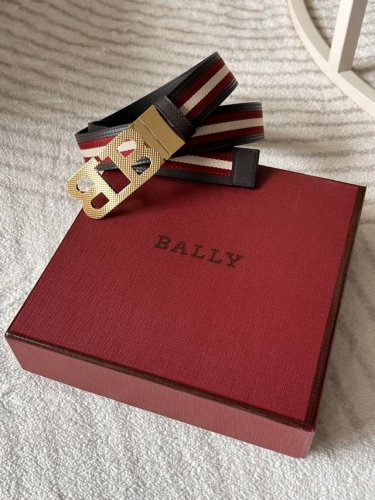 特 Bally 巴利 专柜同款 男士休闲布配皮腰带 宽3.5Cm 这款tamal 双面头层牛皮融入了永恒经典的 Bally 条纹，且具有充满现代感。正面饰有ba