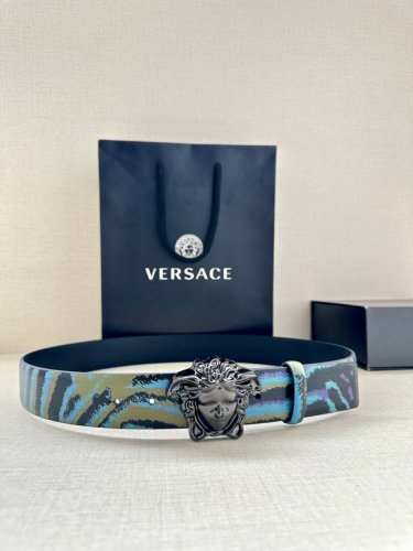 宽度3.8Cm Versace 皮带，配有立体La Medusa双面搭扣，一面饰有Barroco印花。 La Medusa搭扣 腰带环 底面料：100%牛皮