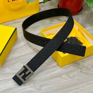 fendi 芬迪 专柜同款 宽40Mm 标志造型宽皮带。原版针扣，进口原版小牛皮制成，印有浮雕黑Ff 图案。镀金表面金属制品，品质保证。