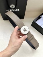 宽度4.0Cm Versace 范思哲 此款两面牛皮腰带的搭扣饰有品牌标志性的金 银色镜面光virtus五金配件。