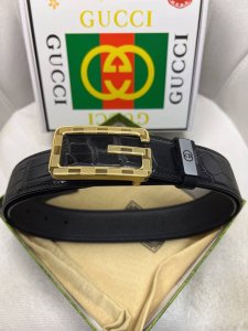 古驰 原单头层牛皮鳄鱼纹面，内衬头层牛皮荔纹＂纹底．搭配原单扣．此款腰带双面采用意大利原定厂制进口牛皮带身 ，对专版柜足宽4.0宽 DDD