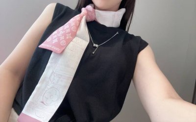 最新专柜款独家现货 品质保证 Lv多功能小丝带 可以当束发带、腕带、腰带、包带等 特别实用 这年头没有一条Twilly小丝带都不好意思拿包出门[偷笑]最近小丝带