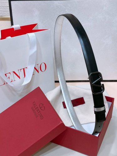 特 Vlogo Signature可双面佩戴小牛皮腰带 - Vlogo Signature搭扣 黄铜金属 -外层金属质感小牛皮 -内部亮面小牛皮 -宽度：2厘米