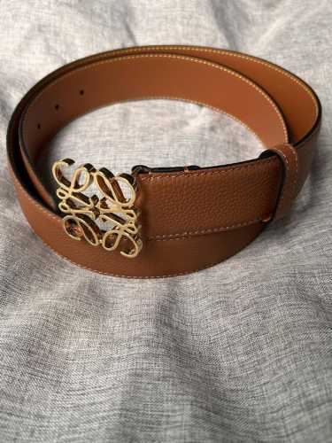 特 Loewe罗意威专柜新款 男士休闲腰带，宽4.0Cm 一面柔软棕色粒面牛皮内衬光滑棕色小牛皮制成，搭配Anagram金属搭扣。
