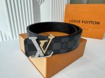 知名奢侈品牌Lois Vuitton的品牌皮带。带身采用了经典黑色和标志性Lv图案设计 双面可用，高辩度字母Logo金属扣，展现出优雅与奢华的风格，适合各种正式