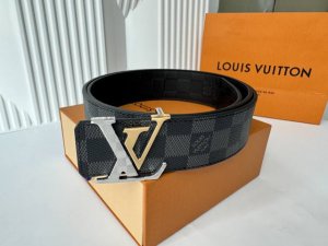 知名奢侈品牌Lois Vuitton的品牌皮带。带身采用了经典黑色和标志性Lv图案设计 双面可用，高辩度字母Logo金属扣，展现出优雅与奢华的风格，适合各种正式