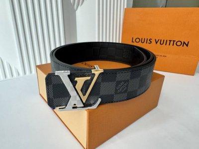 知名奢侈品牌Lois Vuitton的品牌皮带。带身采用了经典黑色和标志性Lv图案设计 双面可用，高辩度字母Logo金属扣，展现出优雅与奢华的风格，适合各种正式