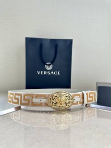 带宽3.8Cm Versace范思哲此款缎带腰带风格十分休闲，饰有标志性希腊回纹图案，可搭配休闲单品或高腰正装。 闭合式佩戴 希腊回纹图案 材质：100%聚酯纤