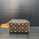 Louisvuitton 路易威登 Lv印花洗漱包袋 手拿包 化妆包 经典百搭 实物拍摄 原厂原版面料 配送防尘袋 礼盒 12 X 22 Cm。