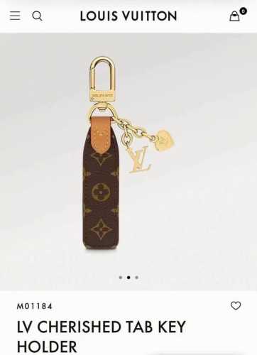 Louis Vuitton官网M011824 Lv 包饰与钥匙扣挂件 Lv Cherished Tab 钥匙扣结合 Monogram 帆布标签和牛皮革细节，搭配