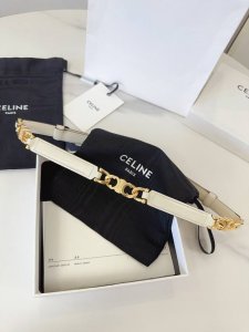 特 赛琳、Taurillon 中腰 金色饰面金属件 钩扣 每个中央方形金属件上均镌刻Celine Paris标识。 可调节均码腰带，配滑扣。