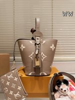 配丝巾 配挂件 配礼盒新品 Lv专柜最新款All In Bb手提包 预测即将是下一个大爆款 尺寸17.19