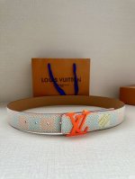 4.0宽 本款 Lv Initials 双面腰带凝聚 Pharrell Williams 对典藏设计的灵感探索，通过焕新 Damier 图案和 Marque L