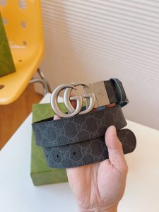 Gucci 这款双面皮革腰带巧妙融合Gg Supreme帆布与黑色皮革材质，演绎历久弥新的实用设计理念。富有辨识度的双G配件再现典藏搭配，诠释当代设计。皮带宽度