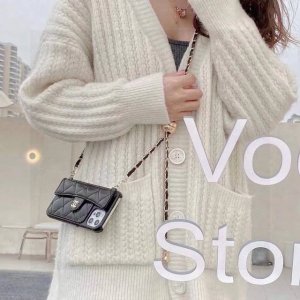 Chanel香奈儿火爆时尚圈的手机壳 专柜同款链条小金球可调节链条长度Iphone16系列更新 小羊皮菱格车线翻盖插卡 油边硬壳半包 时尚潮流必备 型号 打开本