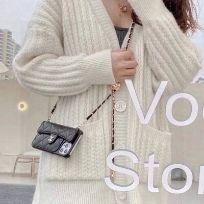 Chanel香奈儿火爆时尚圈的手机壳 专柜同款链条小金球可调节链条长度Iphone16系列更新 小羊皮菱格车线翻盖插卡 油边硬壳半包 时尚潮流必备 型号 打开本