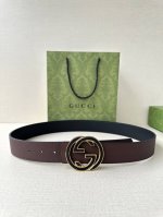 gucci 宽度4.0Cm 早春系列透过现代视角焕新诠释品牌经典元素。这款腰带以牛皮革匠心打造，巧妙缀饰互扣式双G搭扣，搭配嵌花牛皮革。这款腰带正面以灰色牛皮革