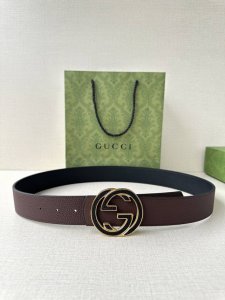 gucci 宽度4.0Cm 早春系列透过现代视角焕新诠释品牌经典元素。这款腰带以牛皮革匠心打造，巧妙缀饰互扣式双G搭扣，搭配嵌花牛皮革。这款腰带正面以灰色牛皮革