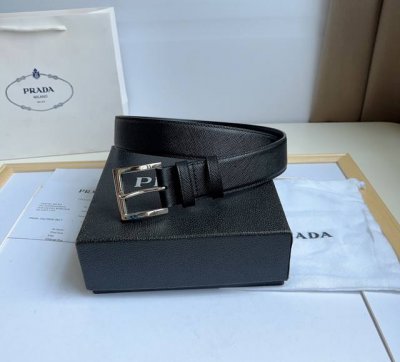 Prada 普拉达 专柜最新款 这款简约而精致的saffiano皮革腰带配以金属搭扣 三角形徽标醒目装点尖部 Saffiano皮革呈现涂蜡饰面和交叉平行线纹理