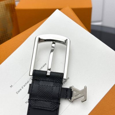 Everyday Pin 腰带为光滑皮革融入路易威登铭纹黄铜搭扣，再将精巧 Lv Initiales 装饰悬挂于束带圈之下。醒目缝线聚合视觉焦点，可轻松升级正装