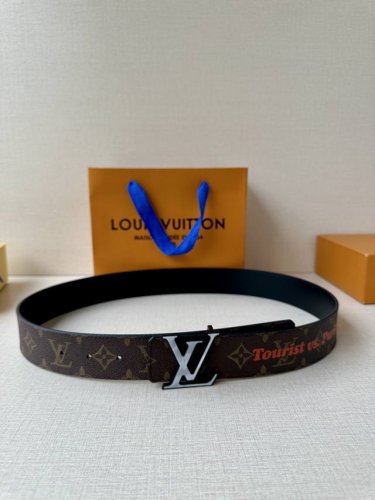 4.0宽 Lv Optic 双面腰带聚焦经典 Monogram 图案：一面呈现标志性印花帆布，另一面选用亮色皮革。色彩层叠二色Lv Optic 搭扣倍显瞩目。
