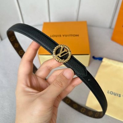 特 寬度：20Mm Lv S-Lock系列 寬度20Mm 驢家法國驢女士腰帶 全新風格定制帆布面料襯托細膩的進口小牛皮 全新設計搭扣 融入字母和花卉图案 与腰带
