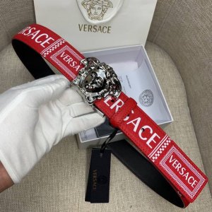 宽度3.8Cm Versace范思哲经典款十字纹印花搭配新款旋转扣：此款腰带配有醒目的美杜莎头像搭扣，可为任何造型增添几分立体雅致效果。