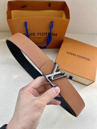 特 奢华款现代 Taurillon 皮革，饰以雅致大方的标志性 Lv 首字母。柔软结实的皮带，可搭配从礼服到休闲装各种服饰