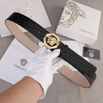 宽度4.0Cm。Versace 范思哲 此款腰带饰有标志性的Versace美杜莎头像带扣，彰显品牌格调。是一款精美的衣橱必备单品。