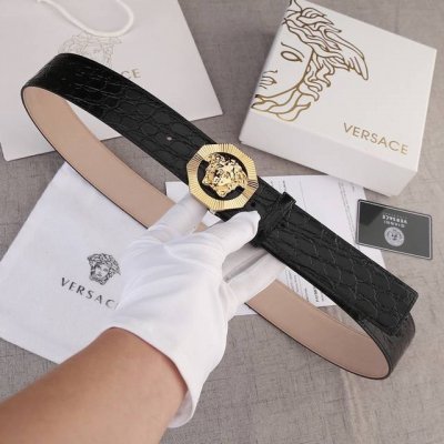 宽度4.0Cm。Versace 范思哲 此款腰带饰有标志性的Versace美杜莎头像带扣，彰显品牌格调。是一款精美的衣橱必备单品。