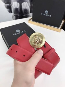 此款范思哲时尚腰带由柔软的小牛皮革制成，饰有立体美杜莎搭扣。4.0Cm宽