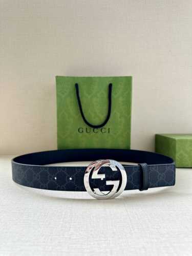 宽度3.8Cm Gucci 这款双面腰带巧妙融合Gg Supreme帆布与头层品牌纹理材质，演绎历久弥新的实用设计理念。富有辨识度的双G配件再现典藏搭配，诠释当