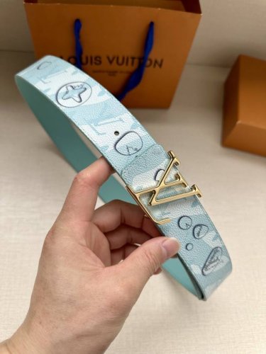 Lv Aqua 双面腰带为传统设计引入现实主义意趣。Monogram Aqua 帆布以 3D 水滴图案模糊 Monogram 图案的经典轮廓，将相同意境延续至