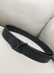 lv Initiales 40 毫米双面腰带 进口小牛皮材质柔软手感 一面大水波纹 一面经典压花纹 P200